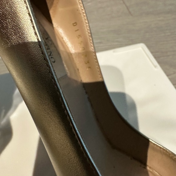 Valentino Garavani Rockstud High heel size 35 Gold leather gently used - Picture 9 of 15